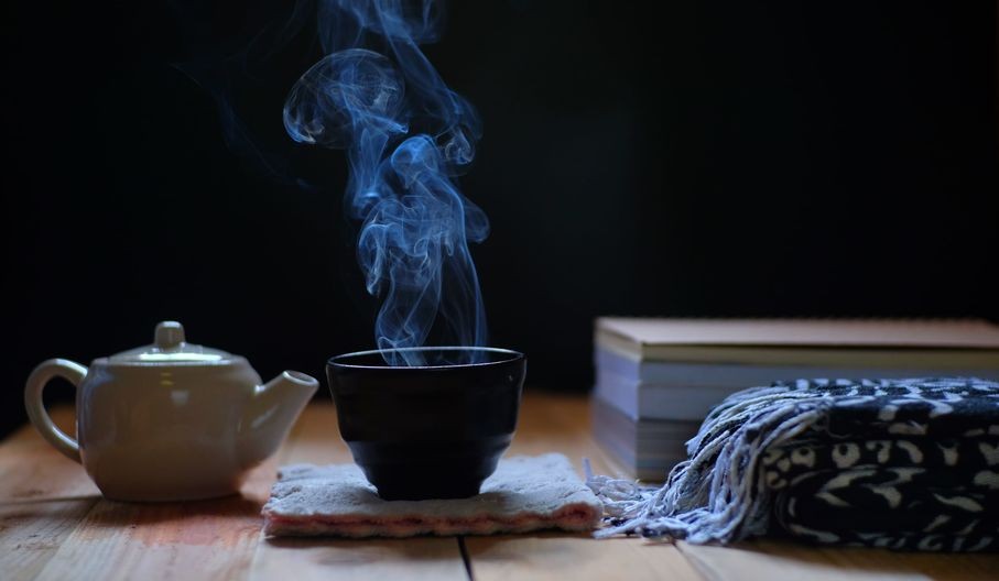 Ayurveda Buvez chaud pendant le printemps