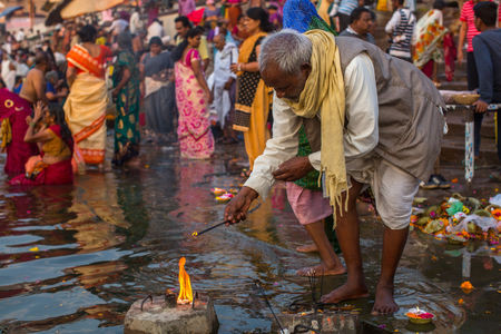 Le riutel de l'immersion pendant le Maha Kumbh Mela Maha Kumbh Mela : le rituel de l'immersion