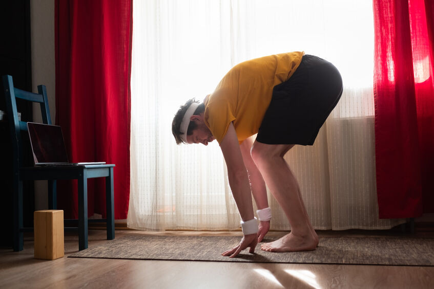 Uttanasana s'adapte à votre niveau la posture de la cigogne pour les debutants