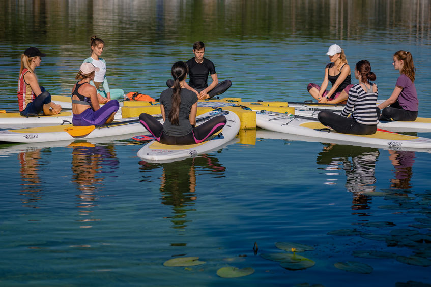 Le paddle yoga pour se reconnecter découvrez le padlle yoga