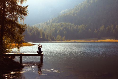 comment parvenir ) pratiquer dans l'instant ? Comment le yoga postural et le pranayama nous apprennent l'ancrage dans l'instant ?