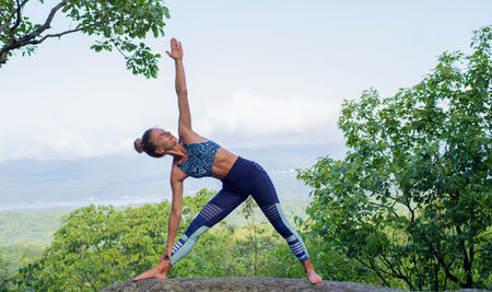 les détails de Parivrtta Trikonasana